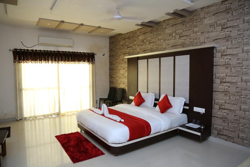 Dwārka Hotel Rudra Plaza מראה חיצוני תמונה