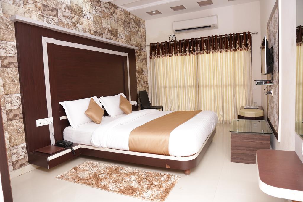 Dwārka Hotel Rudra Plaza מראה חיצוני תמונה